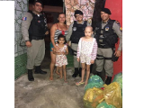 Militares do CISP de Boca da Mata entregam mantimentos para família de criança com leucemia